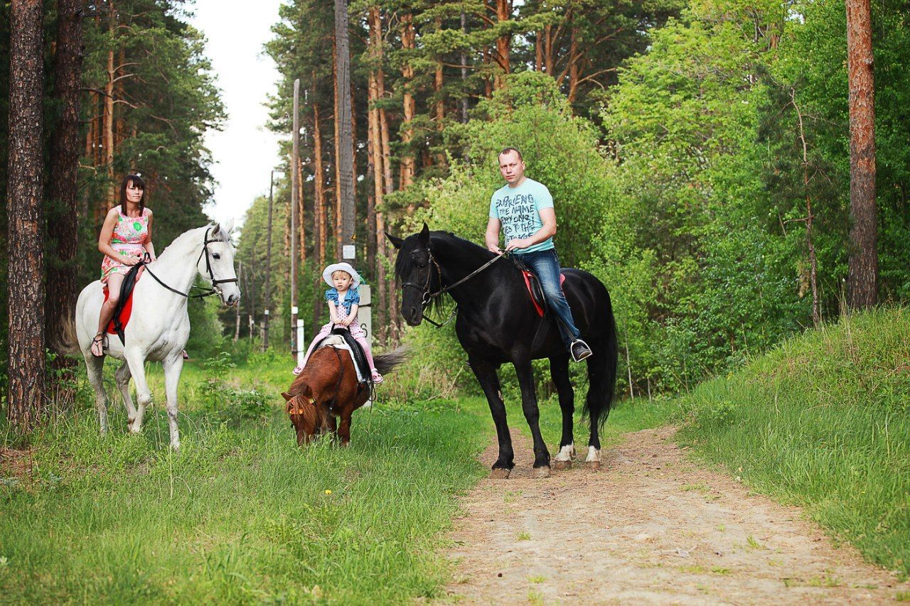 Семья верхом на лесной тропе
